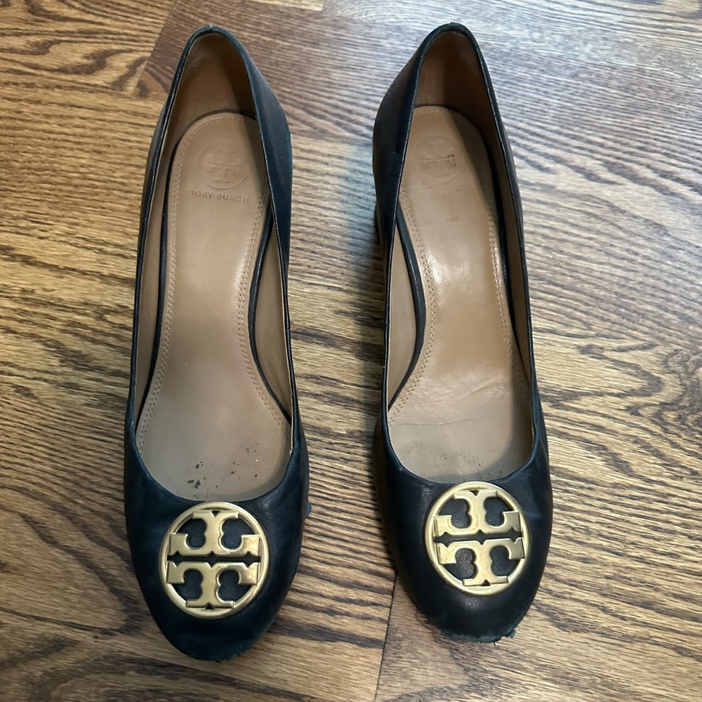 Tory Burch black leather size 9 heel. Great for work!